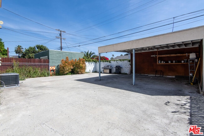 Building Photo - 2134 Cloverdale Ave