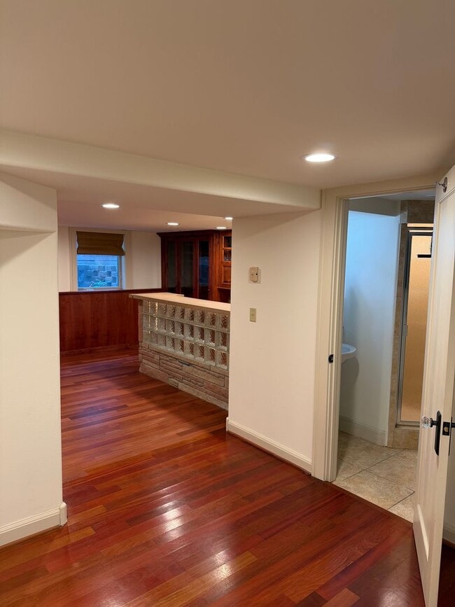 Building Photo - 916 Poly Dr