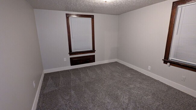 Building Photo - Charming 3-bedroom, 1-bathroom home located in the vibrant city of Akron