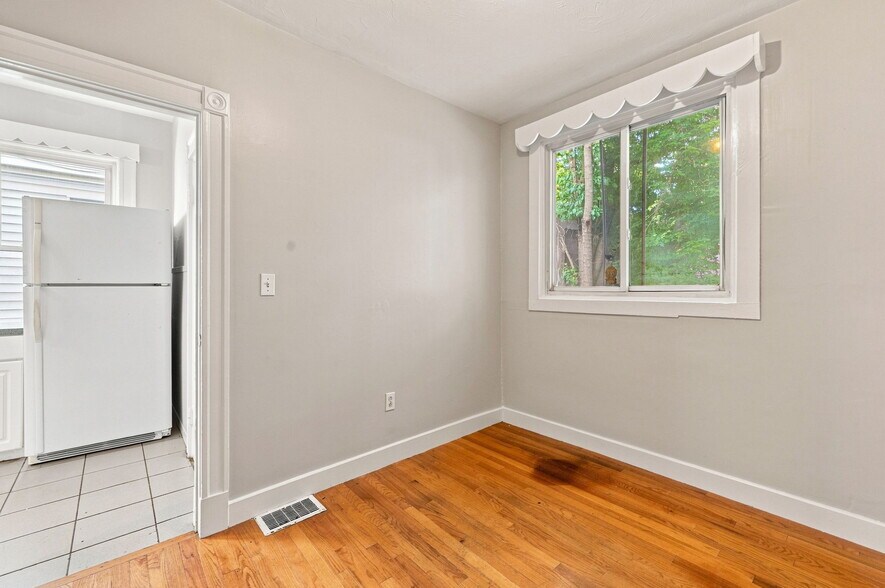 Building Photo - 147 Murdock St