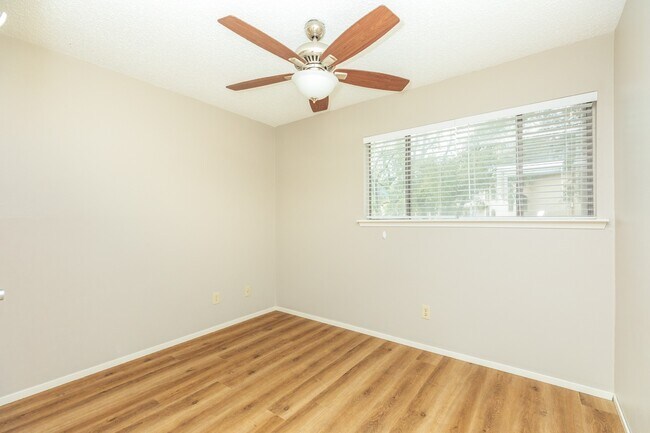 Building Photo - 7128 N Holiday Dr