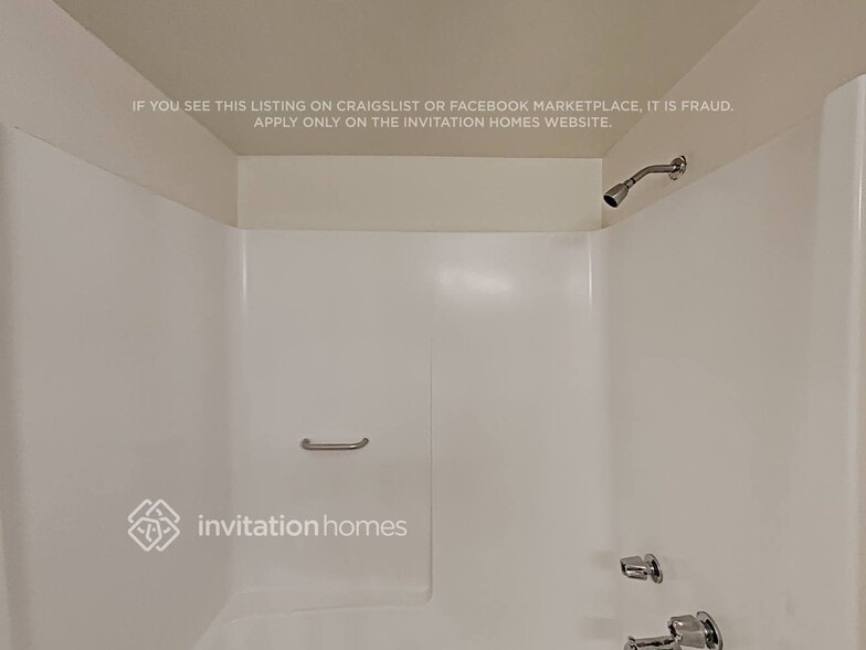 Building Photo - 4602 W Paradise Dr