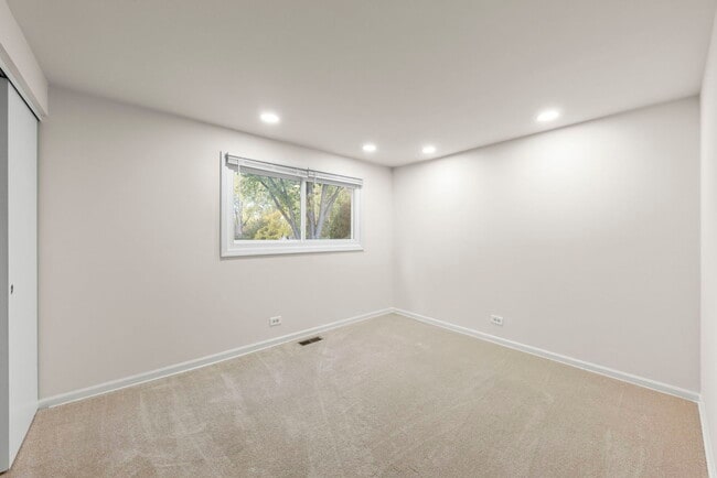 Building Photo - 345 Green Valley Dr