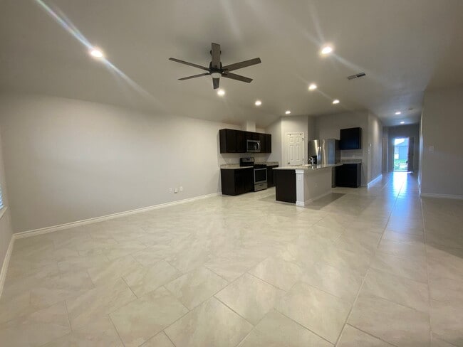 Building Photo - NEWER 4 BDRM HOME IN FLOUR BLUFF ISD!