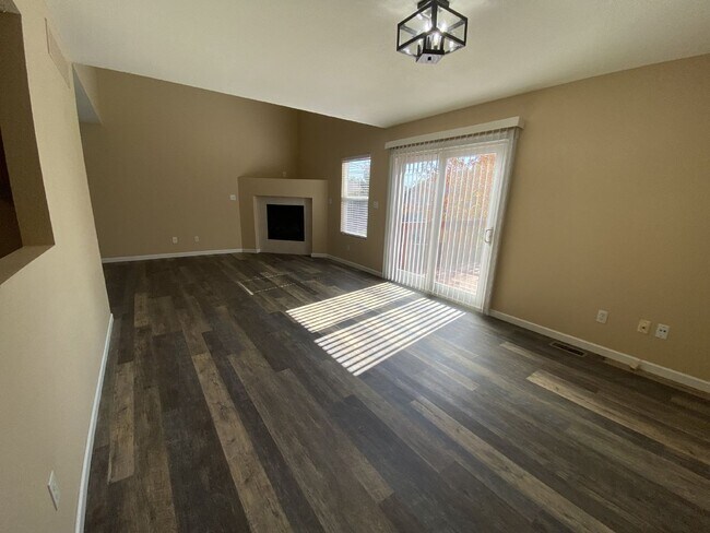 Building Photo - Excellent 3 bedroom with 2.5 bath with a b...