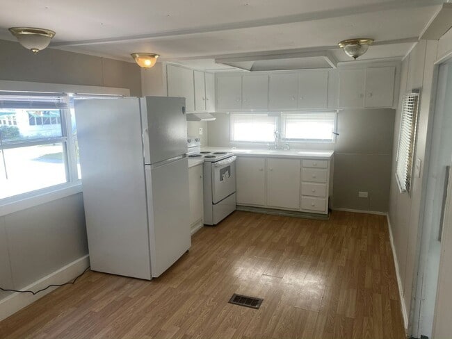 Building Photo - 6 Circle Dr