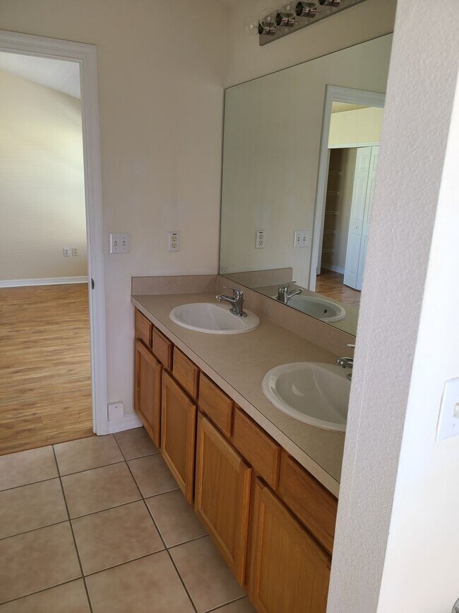 Building Photo - Spacious 3br 2.5ba Townhome in North Saint Petersburg