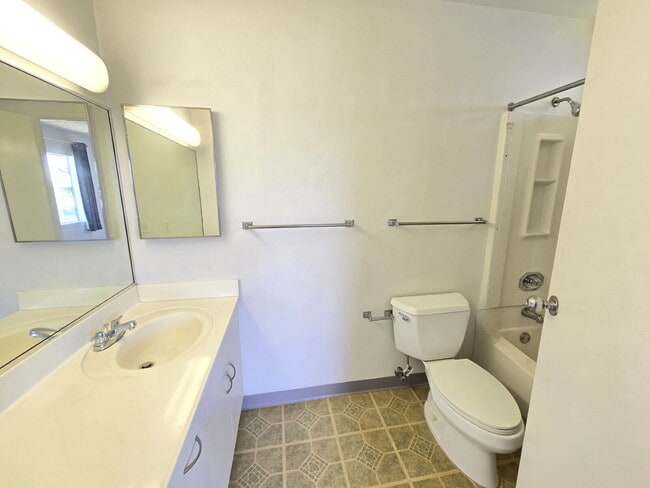 Building Photo - 2br/2bath Home with Garage in Waikele