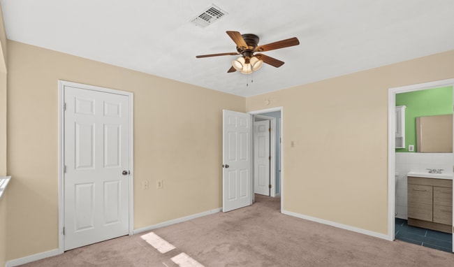 Building Photo - Great 3 Bedroom close to the Beach!