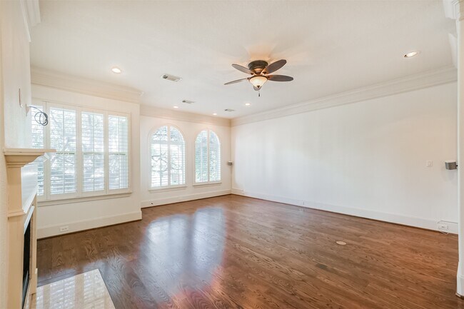 Building Photo - 407 W Bell St