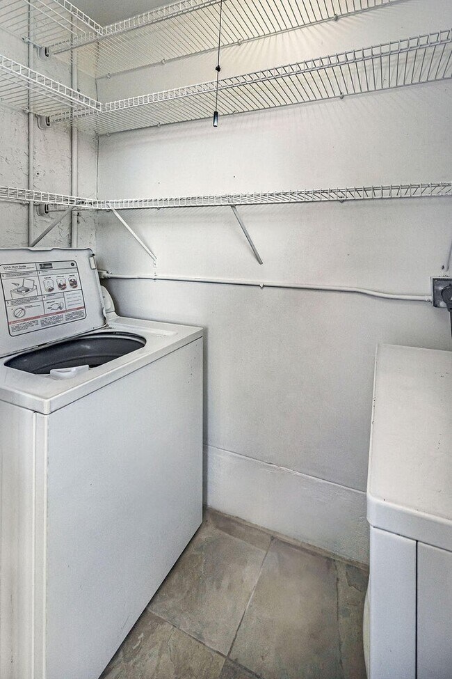 Building Photo - 829 Camino Rd