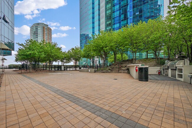 Building Photo - 77 HUDSON St