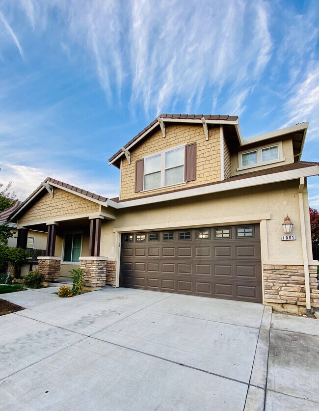 Building Photo - 1001 La Paloma St