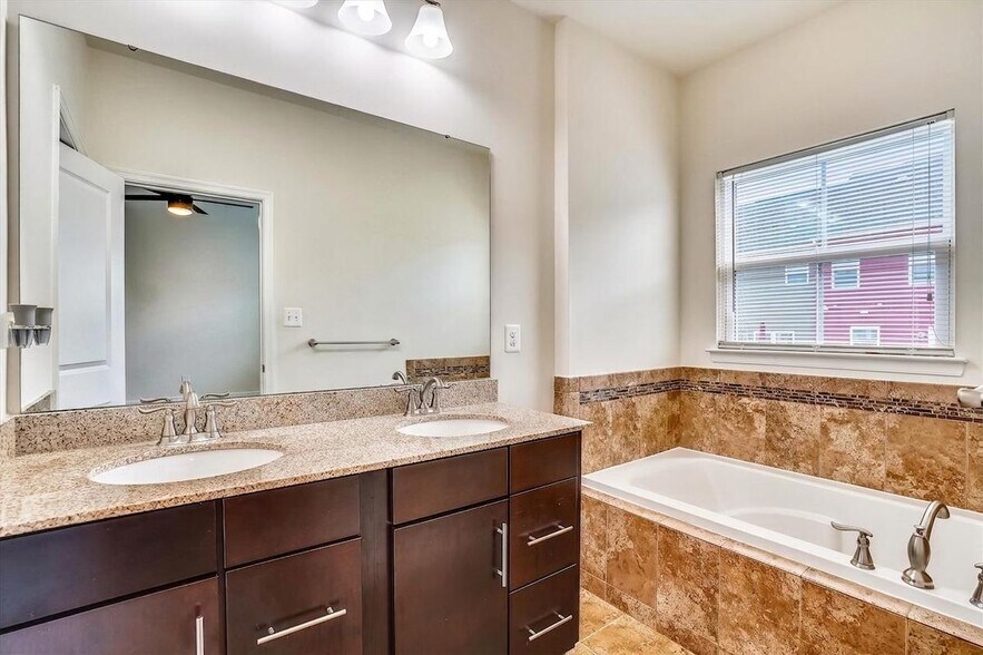 Building Photo - 725 Apple Orchard Dr