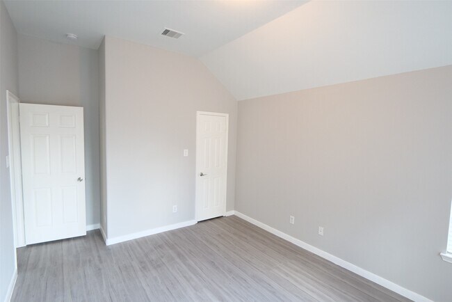 Building Photo - 6119 Lakenshire Falls Ln