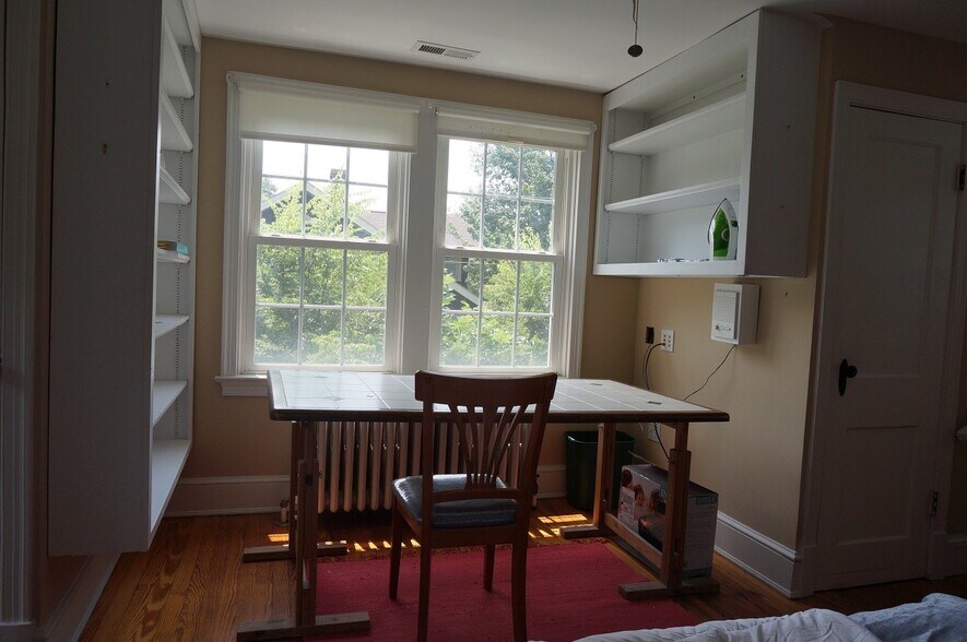 bedroom niche - 812 N Ivy St
