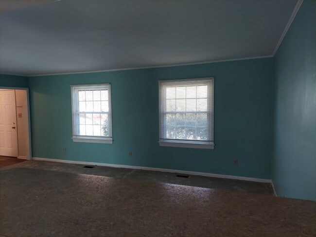 Building Photo - 5 BR 2.5 SINGLE FAMILY HOME