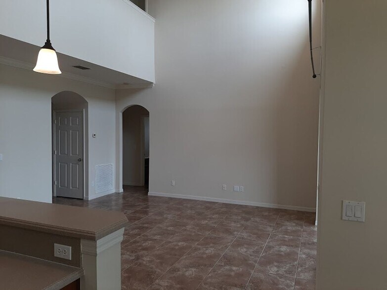 Building Photo - Coming OCT  ! 2 Story 5/  3.5  home in gated community