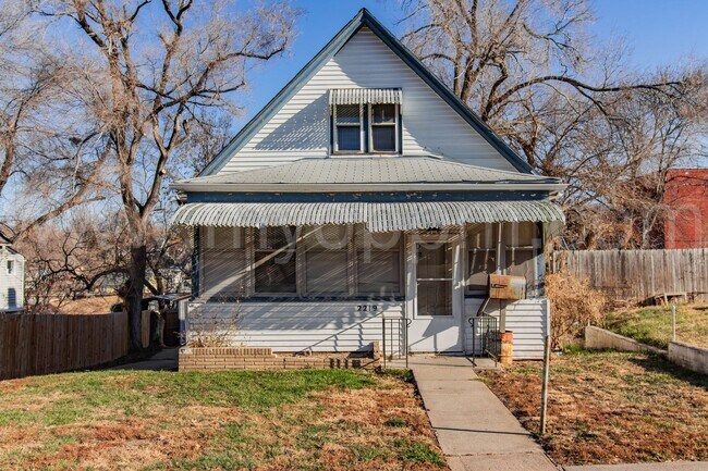 Building Photo - Available Now! | Bright 3 Bedroom / 2 Bathroom Home | 13th & Martha