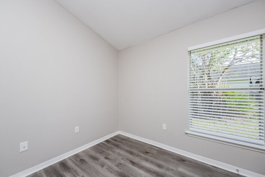 Building Photo - 1323 Dover Dr