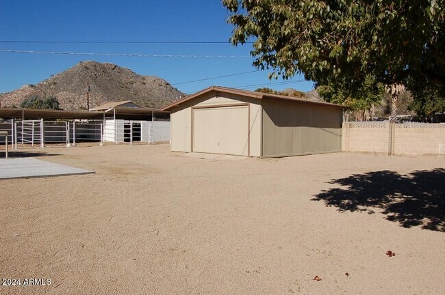Building Photo - 2640 E Captain Dreyfus Ave