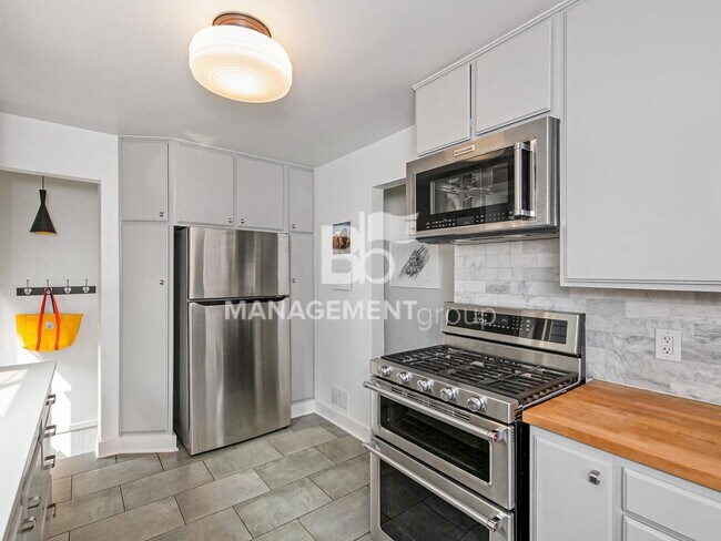 Building Photo - Light & Bright Modern Daylight Ranch Loaded with Updates! Walking Distance to Kennedy School!!!!