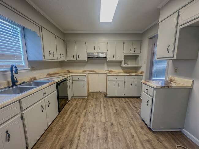 Building Photo - 2224 S Sherwood Dr