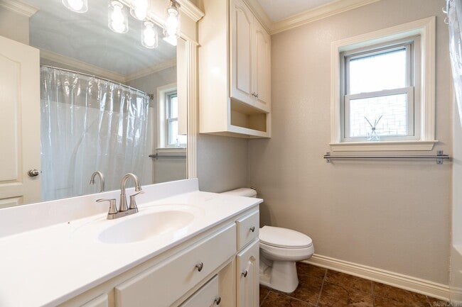 Building Photo - 2423 Palisade Dr