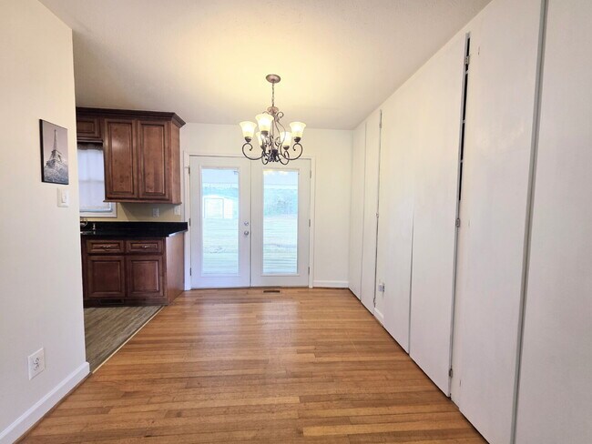 Building Photo - "Charming 3-Bed Oasis with Granite Touches in Fayetteville – 1600 Sq Ft of Comfort!"