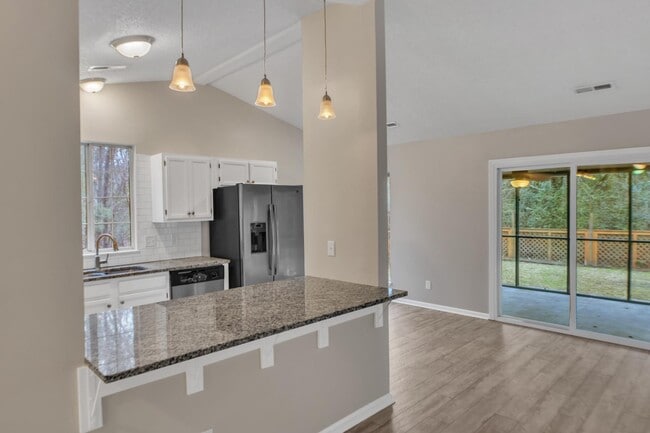 Building Photo - 2419 Castlereagh Rd