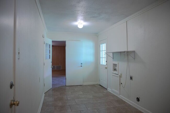 Building Photo - Available Now! 3 Bedroom 2 Bath Near TJC!