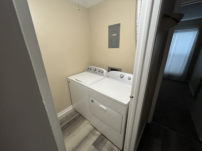 Laundry Room - 1209 W Mack Ave
