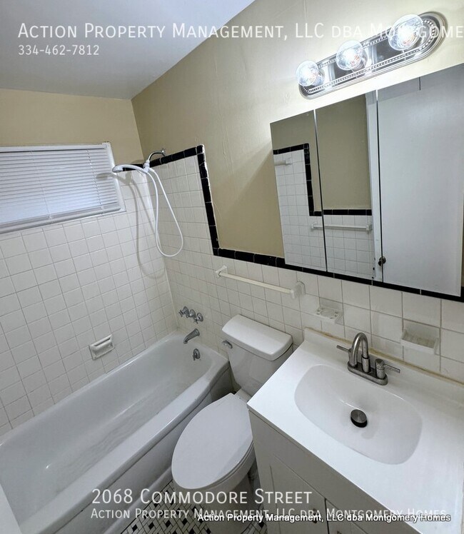 Building Photo - 2068 Commodore St