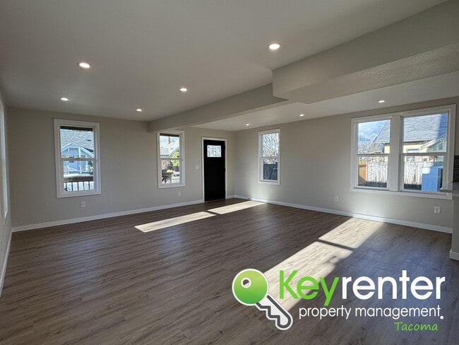 Building Photo - One of a Kind Multi-level Home in Tacoma!