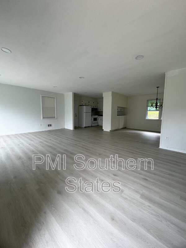 Building Photo - 205 Ellington Dr