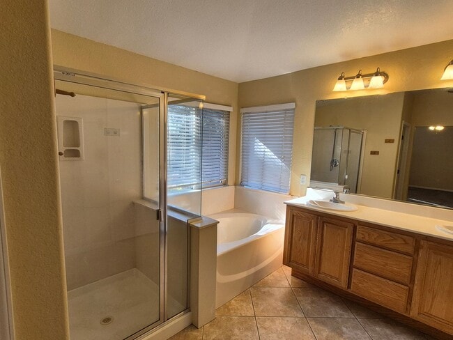 Building Photo - 4 Bedroom 3 Bath home with loft and bonus room