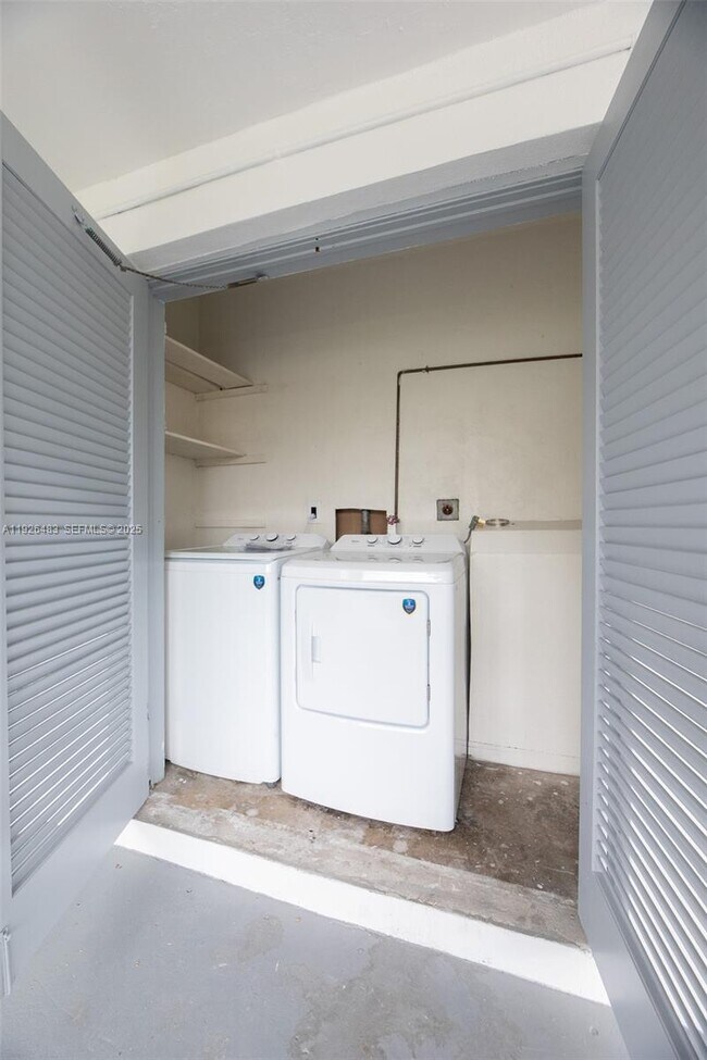 Building Photo - 610 N 31st Ct