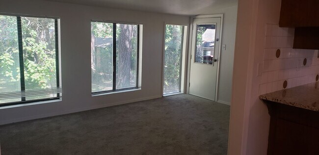 Building Photo - Nicely updated 3+ bedroom, 2 bath duplex