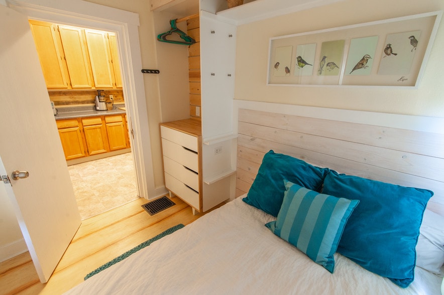 3rd room - 1112 N Washington St