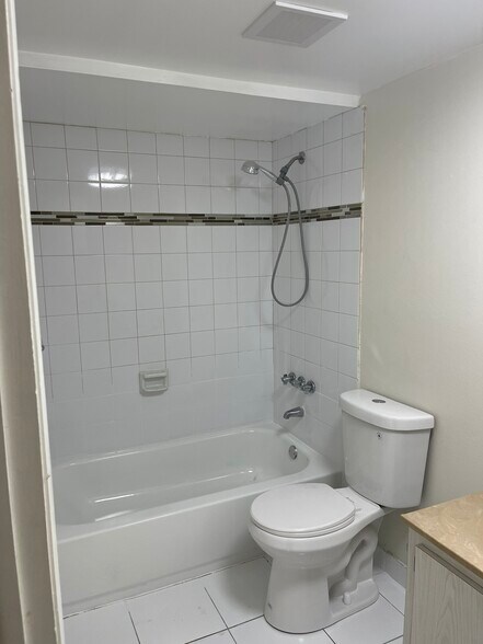 Building Photo - 1820 N Lauderdale Ave