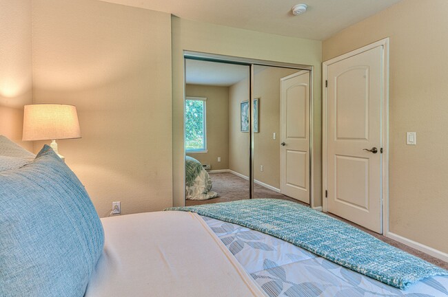 Building Photo - Ground Floor Condo at Footprints on the Bay