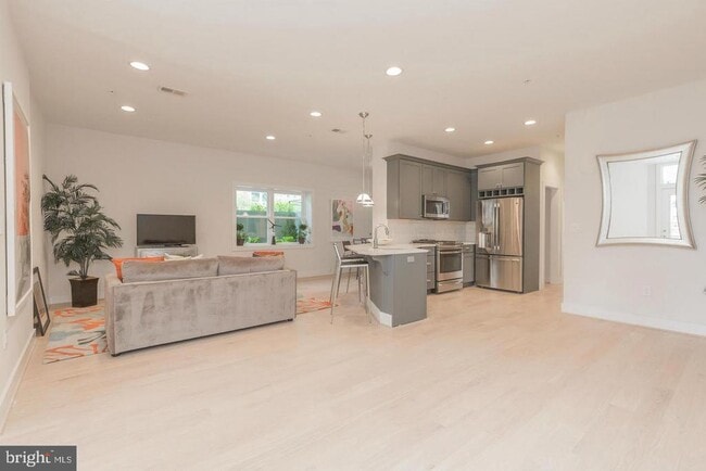 Building Photo - 1352 Quincy St NW