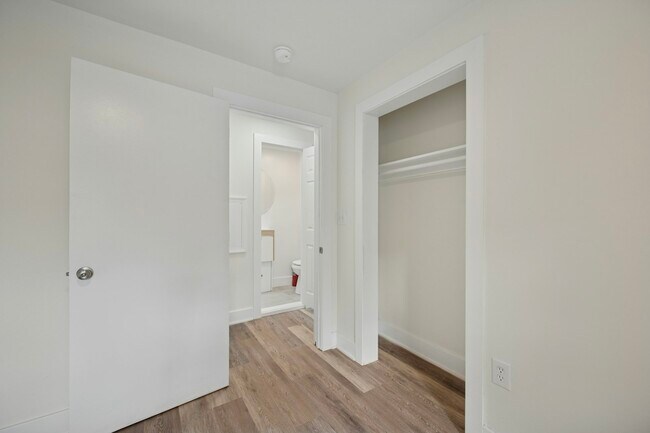 Building Photo - 109 W Queen Ln