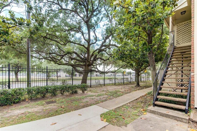 Building Photo - 2121 El Paseo St