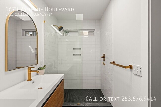 Building Photo - 1673 Palisade Blvd