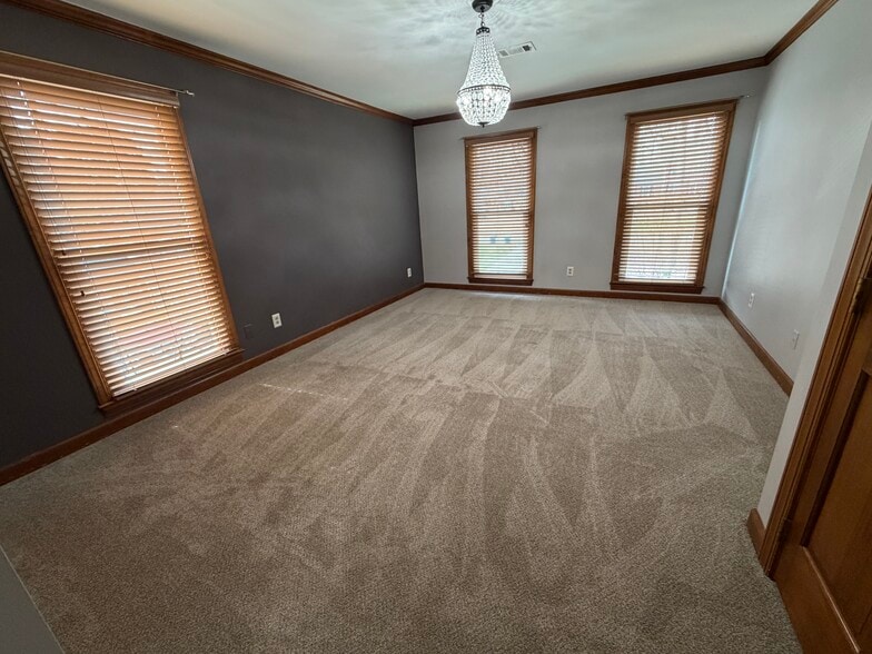 Building Photo - 3901 Buncombe Dr