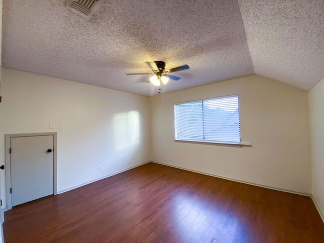 Building Photo - Beautiful Home Located in Thousand Oaks Move in Ready!