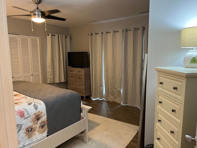 Building Photo - Walk to the beach from this 2BR FURNISHED ...