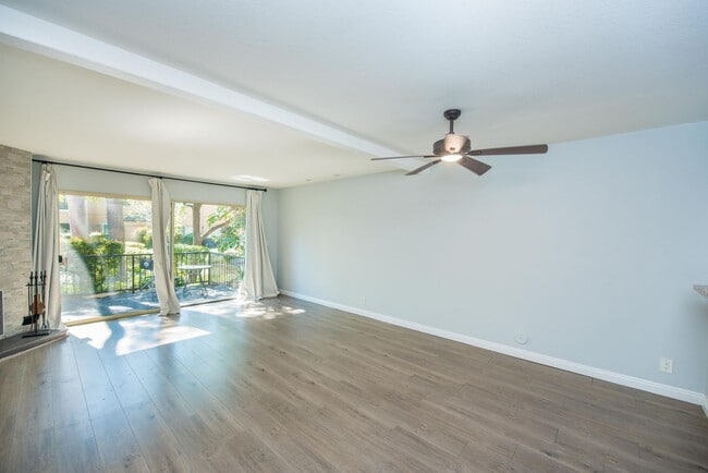 Building Photo - Huntington Beach Townhome