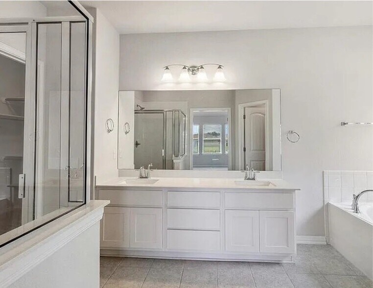 Master restroom - 420 Blue Oak Blvd